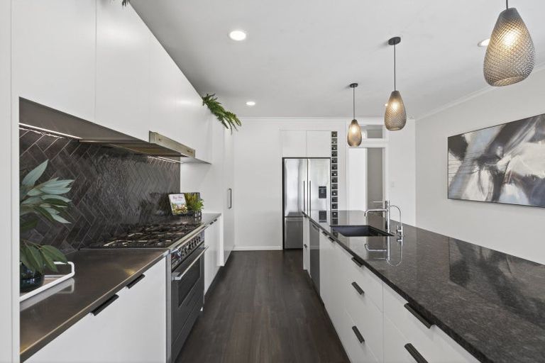 Photo of property in 5 Whitby Place, Westown, New Plymouth, 4310