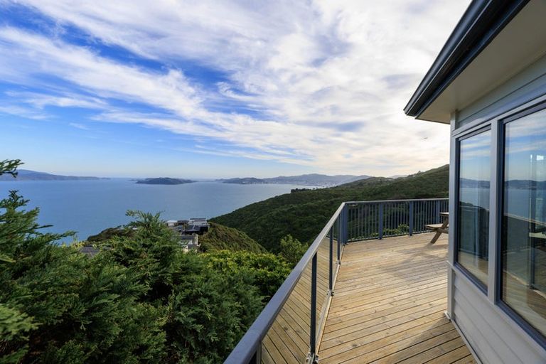 Photo of property in 18 Bennett Grove, Newlands, Wellington, 6037