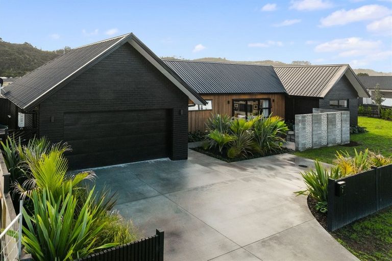 Photo of property in 2 Len Ireland Drive, Kumeu, 0810