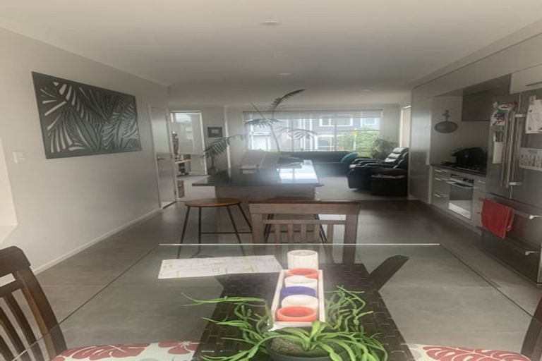 Photo of property in 73 Karepiro Drive, Stanmore Bay, Whangaparaoa, 0932