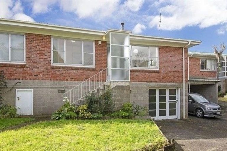 Photo of property in 2/44 Moore Street, Hillcrest, Auckland, 0627