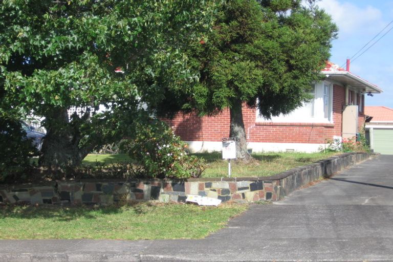 Photo of property in 1/56 Manuka Road, Glenfield, Auckland, 0629