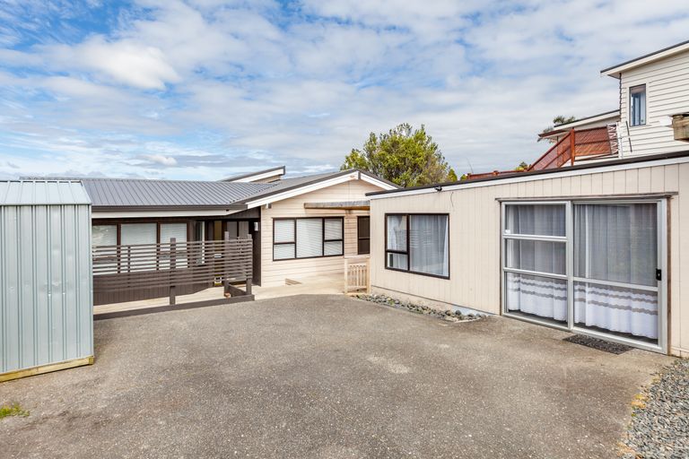 Photo of property in 70 Wade River Road, Stanmore Bay, Whangaparaoa, 0932