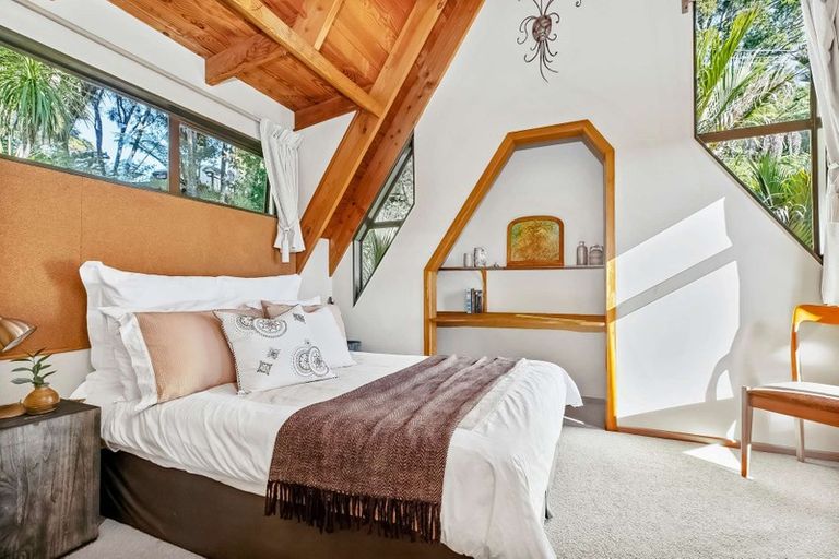 Photo of property in 68 Laingholm Drive, Laingholm, Auckland, 0604