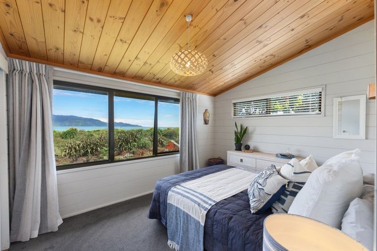 Photo of property in 15 Waiheke Street, Waikanae Beach, Waikanae, 5036