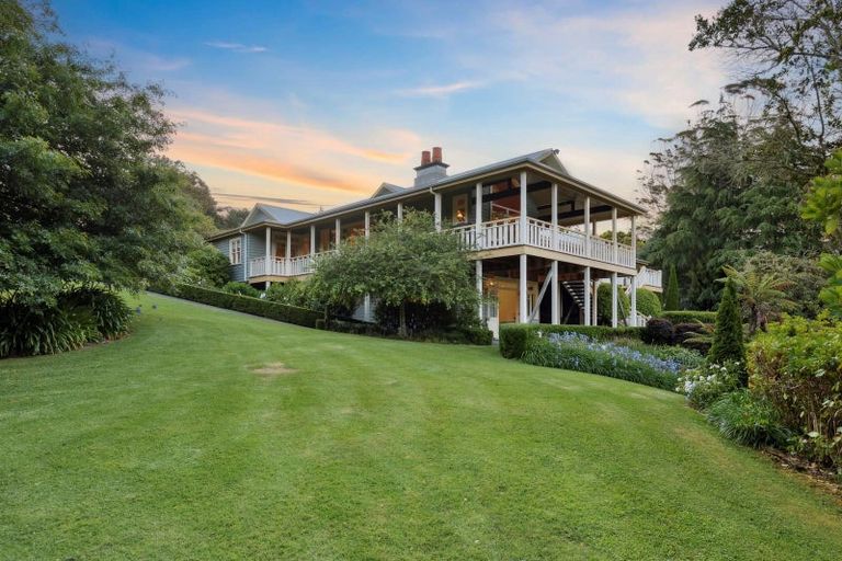 Photo of property in 3 Daphne Harden Lane, Paremoremo, Auckland, 0632