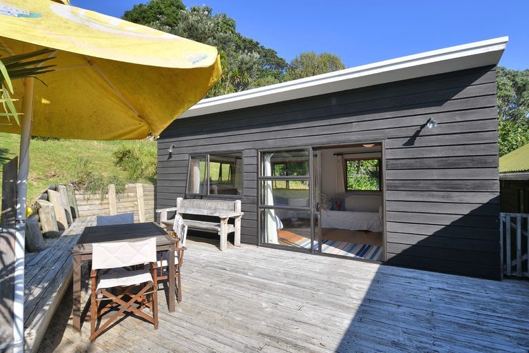 Photo of property in 15 Hillside Crescent, Leigh, 0985