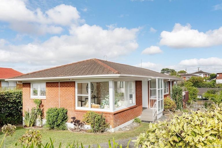 Photo of property in 1/33 Knightsbridge Drive, Forrest Hill, Auckland, 0620