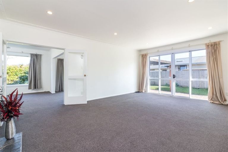 Photo of property in 316 Memorial Avenue, Burnside, Christchurch, 8053