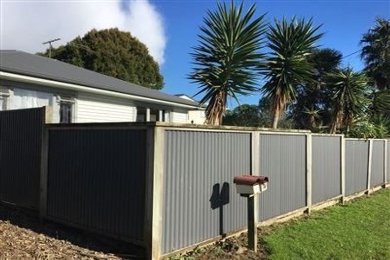 Photo of property in 17 Tauhinu Road, Greenhithe, Auckland, 0632