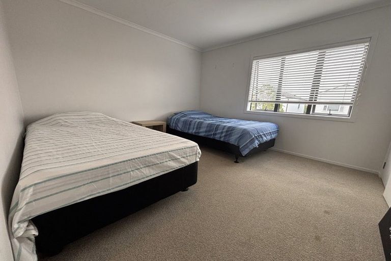 Photo of property in 33 Vinograd Drive, Te Atatu Peninsula, Auckland, 0610