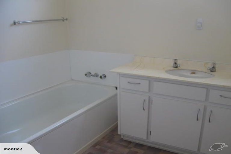 Photo of property in 2/33 Mortlake Street, Islington, Christchurch, 8042