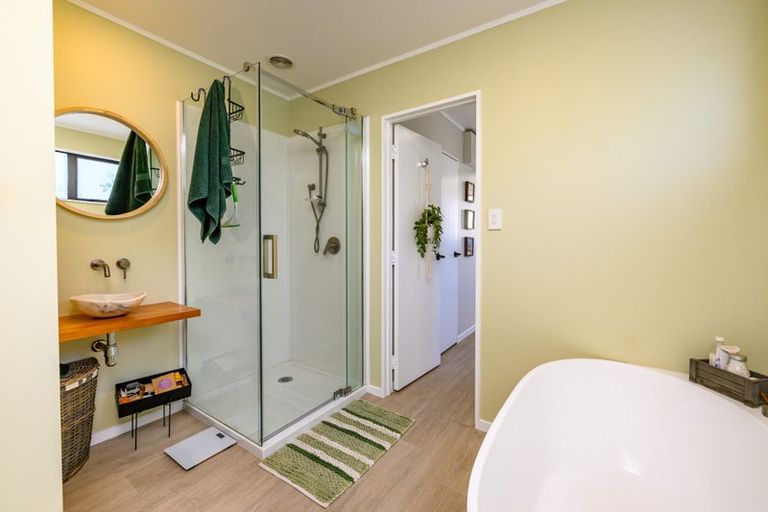 Photo of property in 3 Lindaver Grove, Merrilands, New Plymouth, 4312