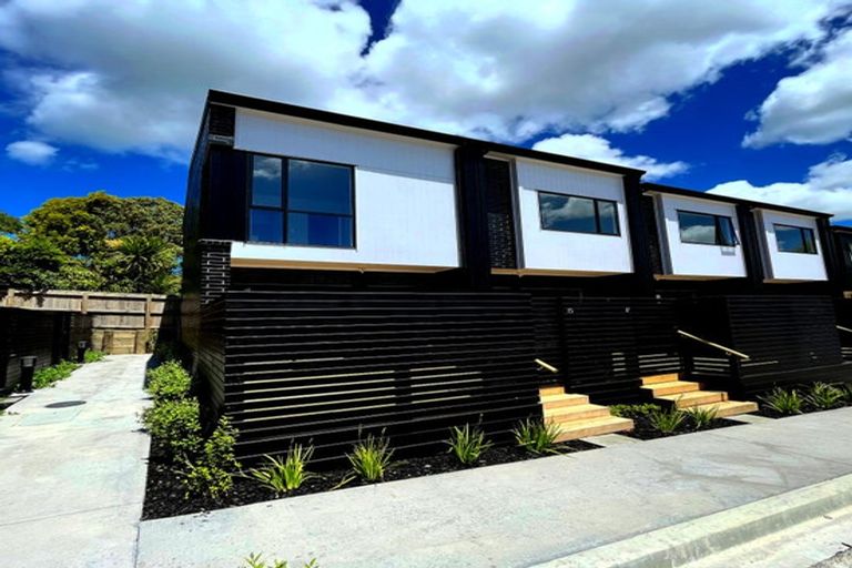 Photo of property in 15 Meg Lane, Glen Eden, 0602