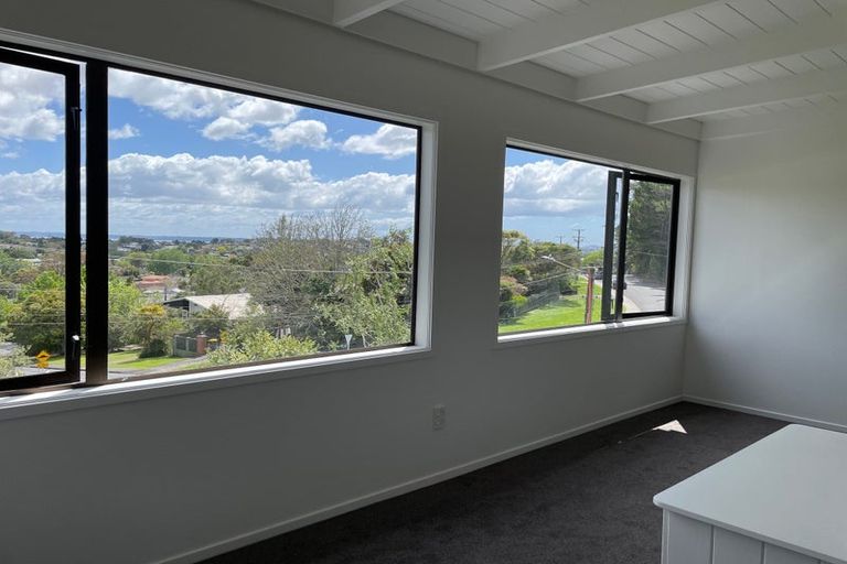 Photo of property in 2/84a Avonleigh Road, Green Bay, Auckland, 0604