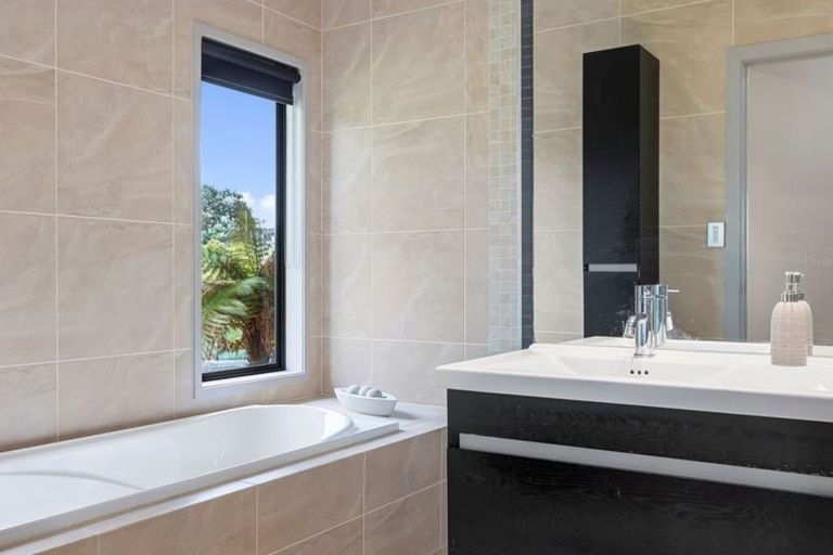 Photo of property in 35 Holdens Road, Henderson, Auckland, 0612