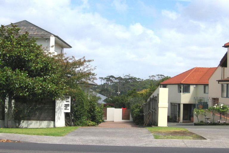 Photo of property in 2/206 East Coast Road, Forrest Hill, Auckland, 0620