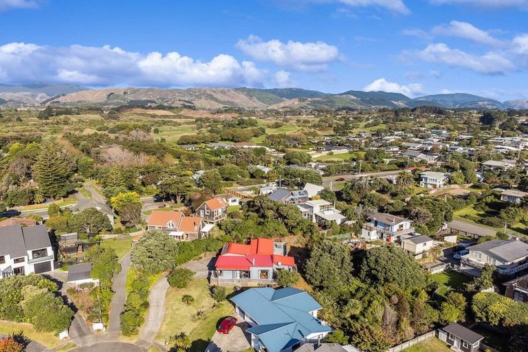 Photo of property in 16 Frances Street, Waikanae Beach, Waikanae, 5036
