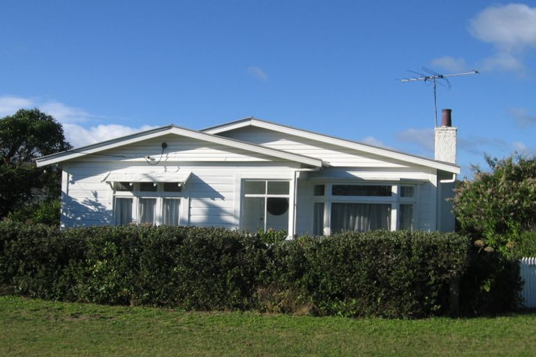 Photo of property in 10 Ngapaki Street, Waikanae Beach, Waikanae, 5036