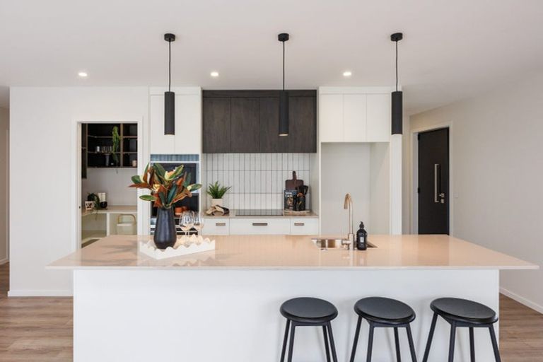 Photo of property in 70 Atlantic Drive, Fitzherbert, Palmerston North, 4410