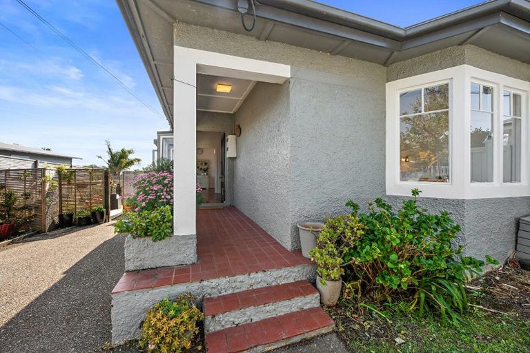 Photo of property in 2/33a Glen Road, Stanley Point, Auckland, 0624