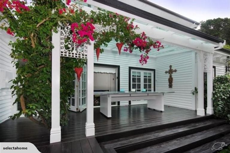 Photo of property in 18 Nikau Street, Eastbourne, Lower Hutt, 5013