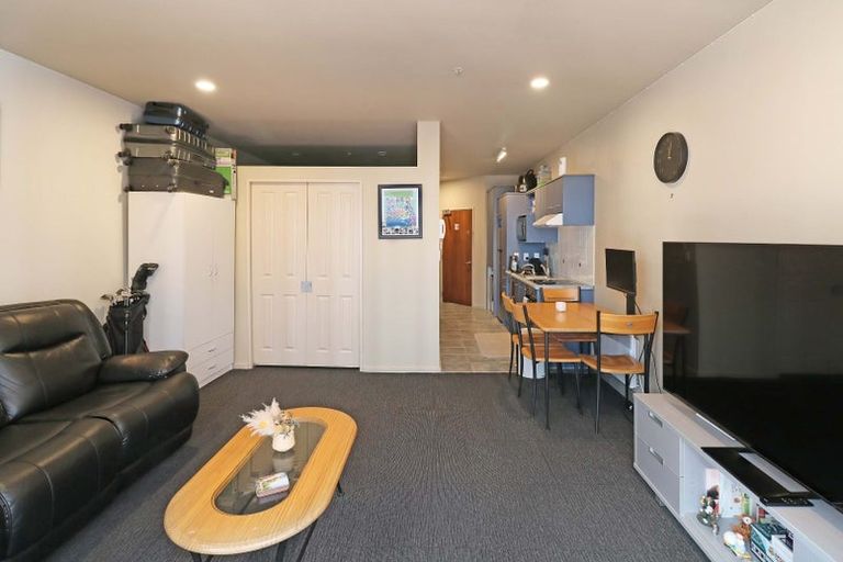 Photo of property in Atrium Towers, 2e/154 The Terrace, Wellington Central, Wellington, 6011