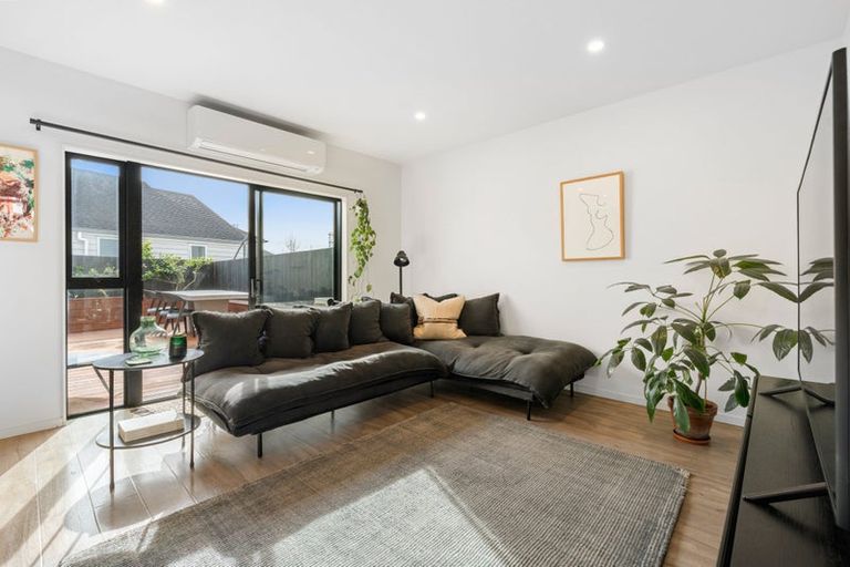 Photo of property in 15 Korama Lane, New Lynn, Auckland, 0600