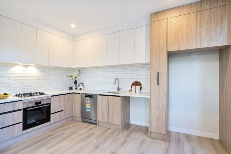 Photo of property in 2/5 Hereford Street, Te Atatu Peninsula, Auckland, 0610