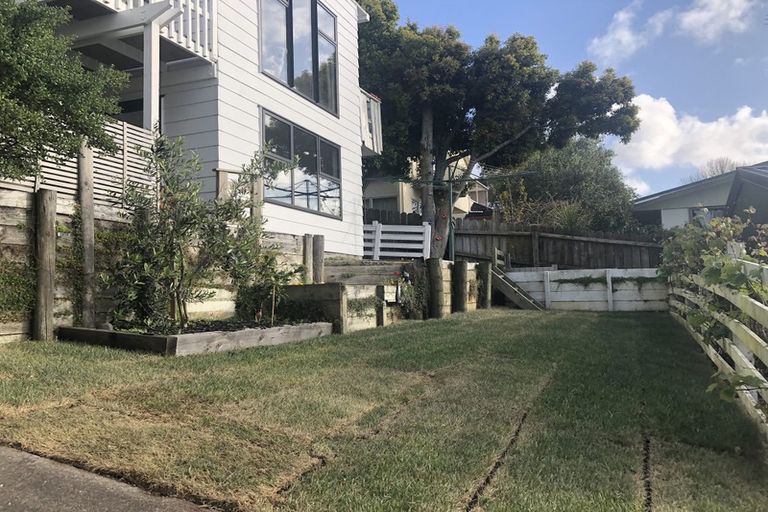 Photo of property in 1/146 Sunset Road, Unsworth Heights, Auckland, 0632