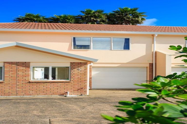 Photo of property in 4/31 Fields Parade, Oteha, Auckland, 0632