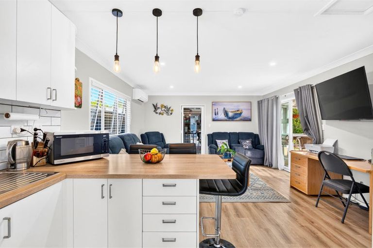 Photo of property in 3 Huruhuru Road, Massey, Auckland, 0614