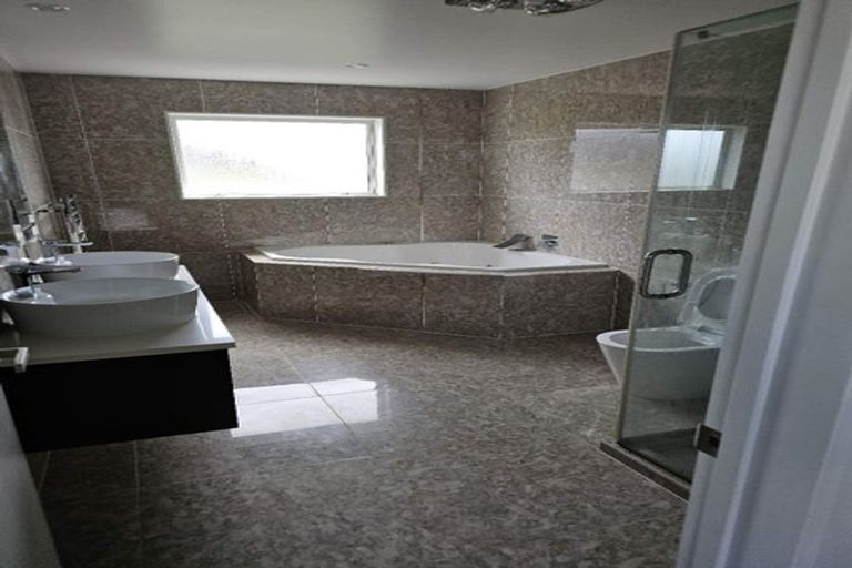 Photo of property in 35 Huntington Park Drive, Greenhithe, Auckland, 0632