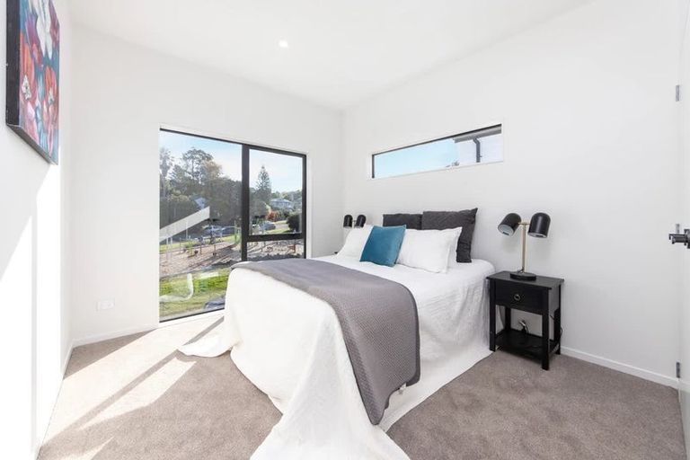 Photo of property in 7a Buisson Glade, West Harbour, Auckland, 0618