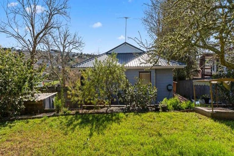 Photo of property in 73 Trias Road, Totara Vale, Auckland, 0629