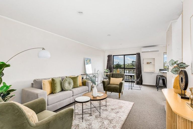 Photo of property in 21 Ladbrooke Drive, Newlands, Wellington, 6037