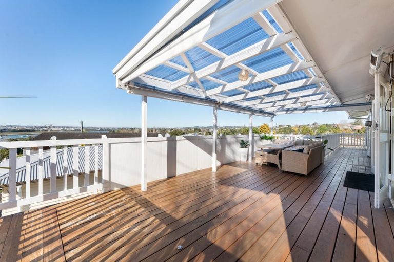 Photo of property in 15 Jaemont Avenue, Te Atatu South, Auckland, 0610