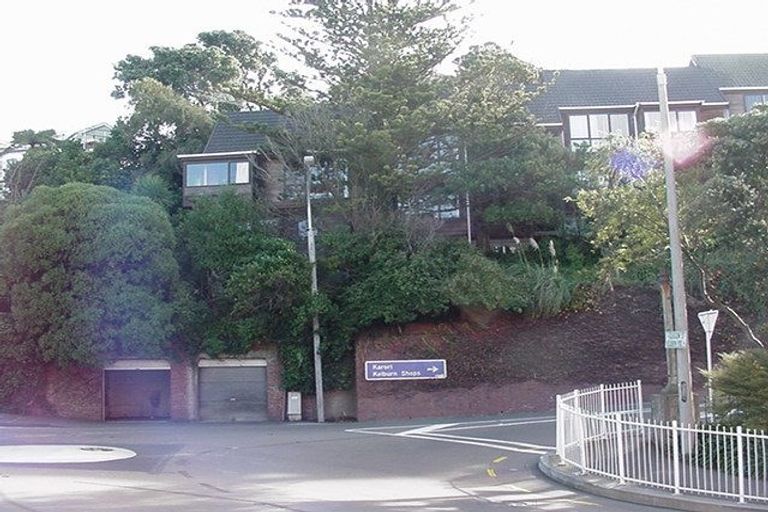 Photo of property in 2/52 Kelburn Parade, Kelburn, Wellington, 6012