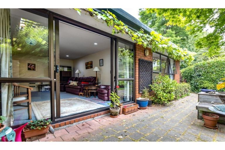 Photo of property in 2/215 Memorial Avenue, Burnside, Christchurch, 8053