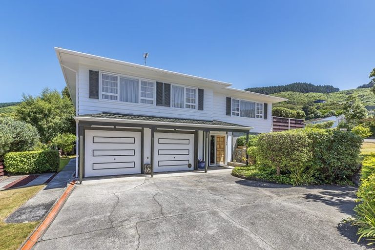 Photo of property in 6 Balliol Drive, Tawa, Wellington, 5028