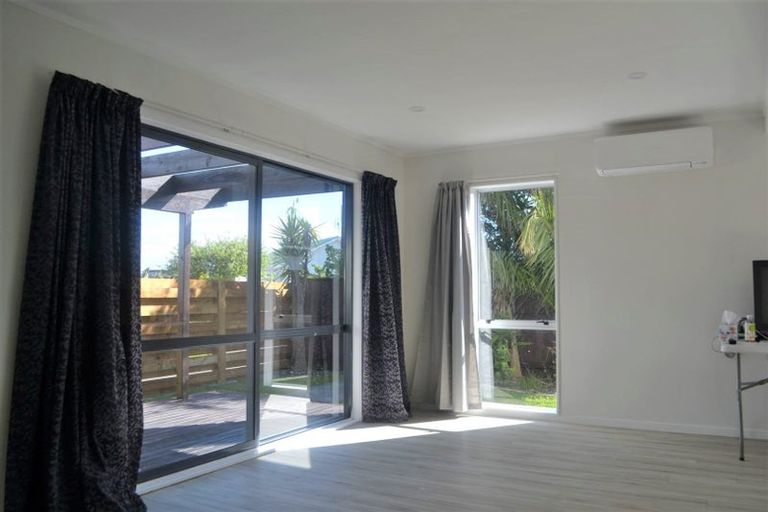 Photo of property in 21 Kingsbridge Place, Newlands, Wellington, 6037