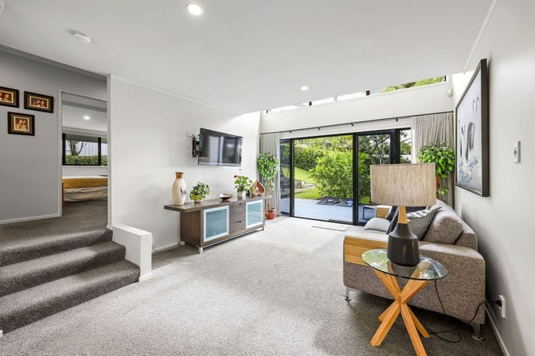 Photo of property in 16 Oakpark Place, West Harbour, Auckland, 0618