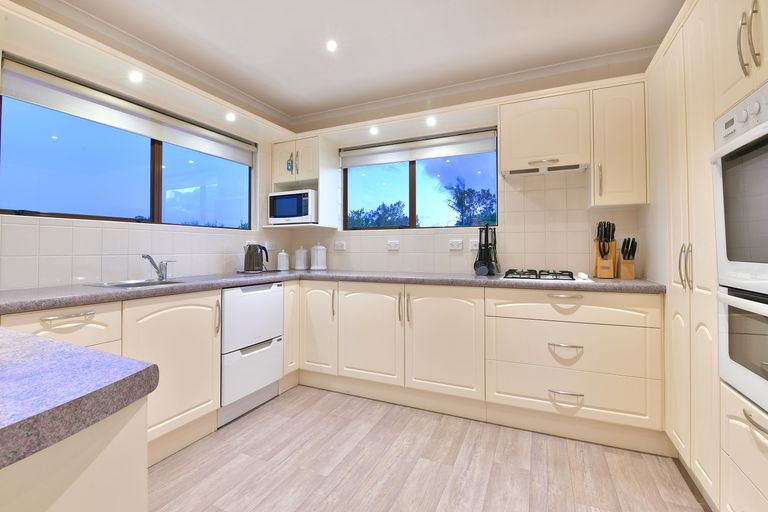 Photo of property in 13 Quo Vadis Place, Red Beach, 0932