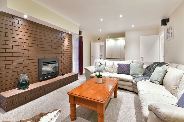 Photo of property in 13 Quo Vadis Place, Red Beach, 0932