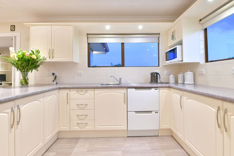 Photo of property in 13 Quo Vadis Place, Red Beach, 0932