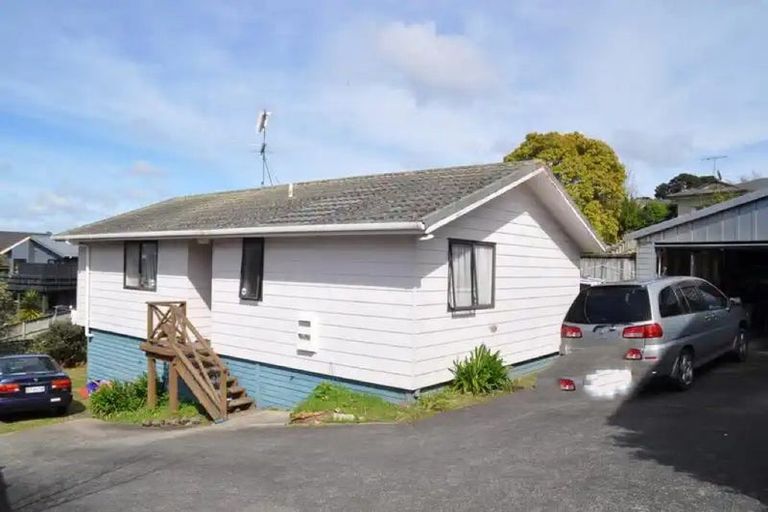 Photo of property in 1/14 Thalia Place, Totara Vale, Auckland, 0629