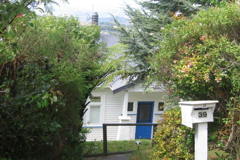 Photo of property in 37 Karepa Street, Brooklyn, Wellington, 6021