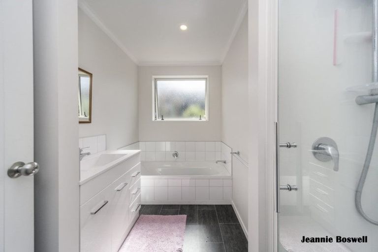 Photo of property in 52 Exeter Crescent, Takaro, Palmerston North, 4412