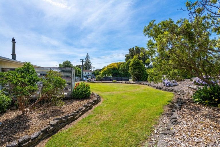 Photo of property in 35 Weraroa Road, Waverley, 4510