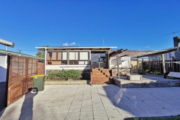 Photo of property in 6 Marlene Avenue, Te Atatu South, Auckland, 0610